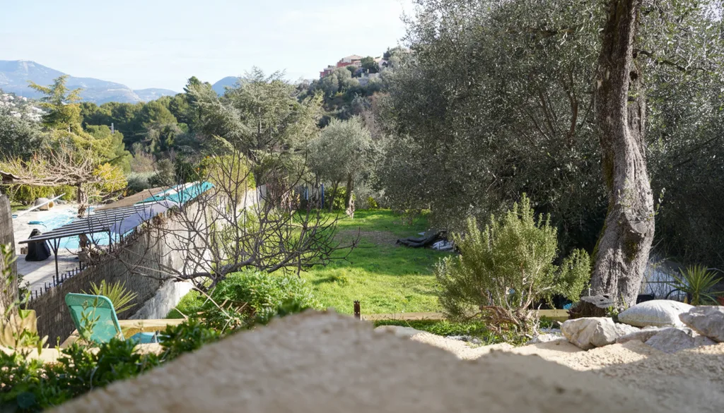 Jardin et vue collines