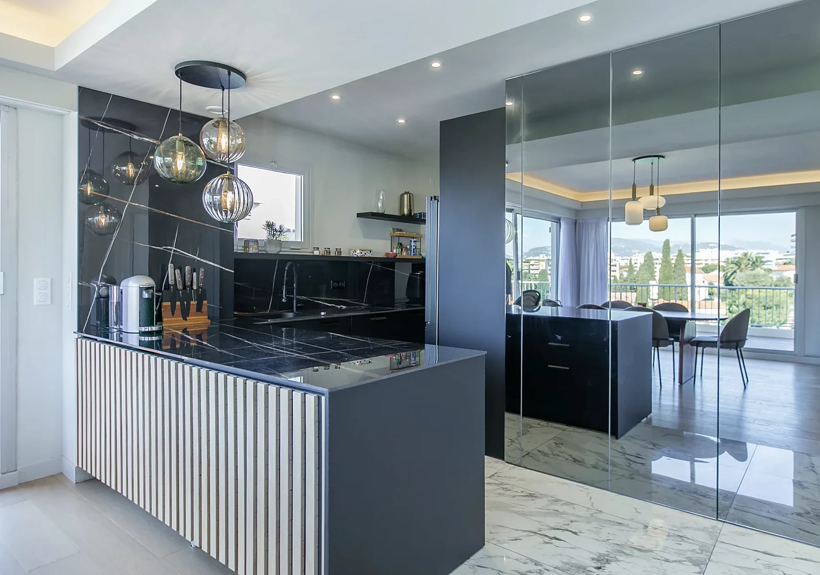 Cucina a vista, marmo e finiture di pregio