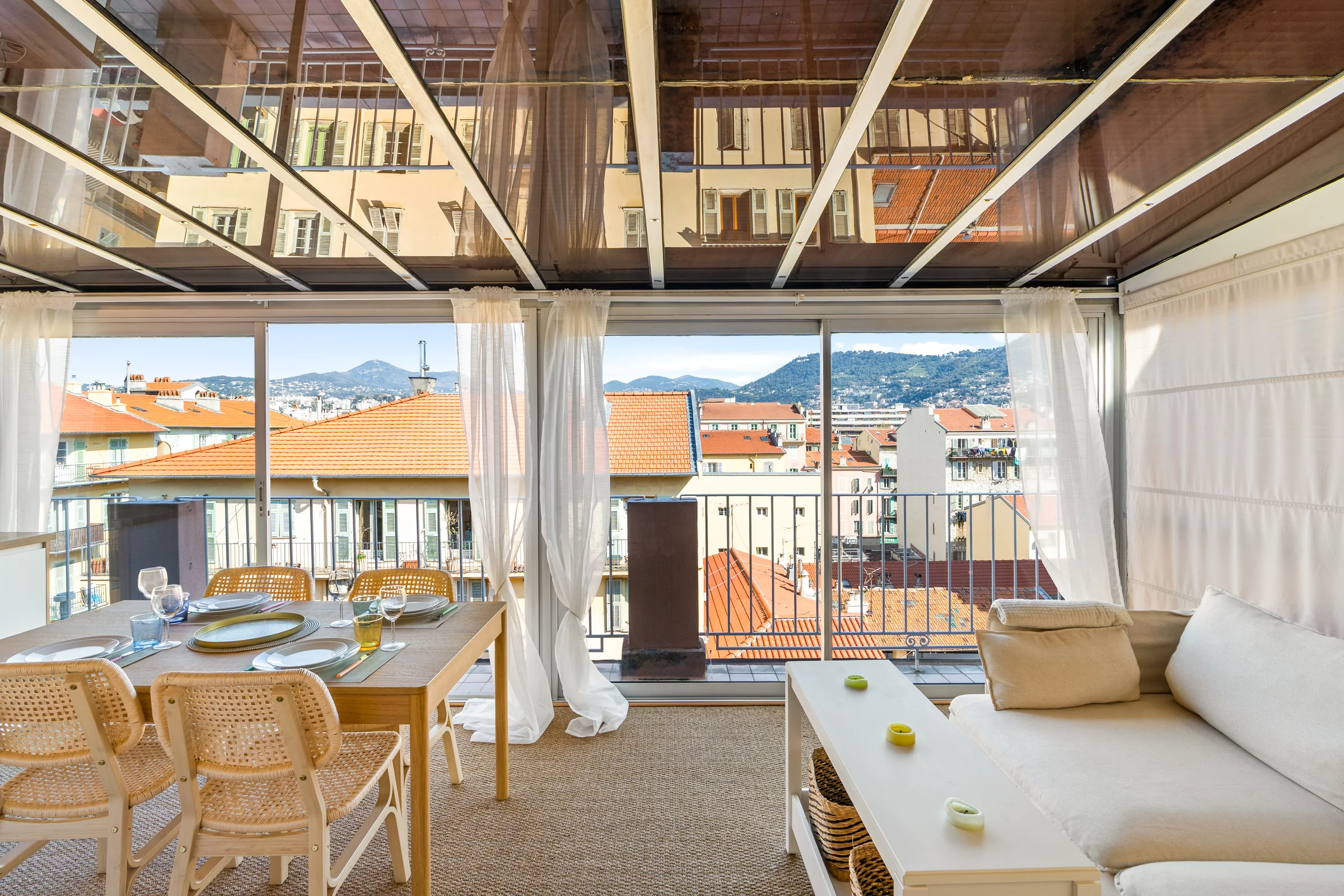 Séjour véranda avec vue dégagée, 2 pièces quartier du Port, Nice