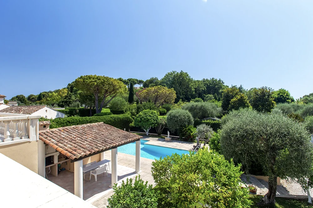 Vue sur la piscine depuis la terrasse